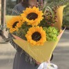 Букет с подсолнухами и зеленой гортензией